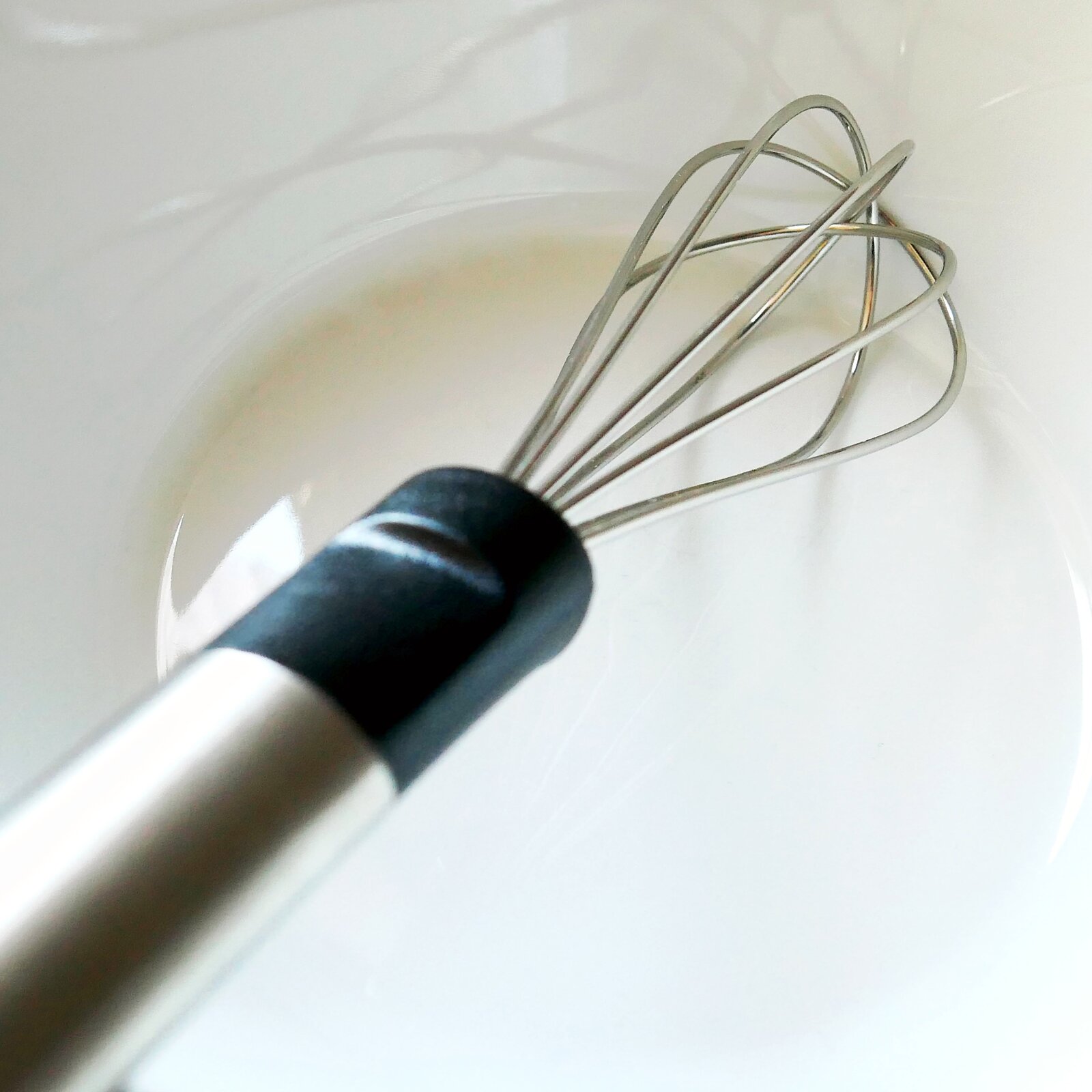 Zdjęcie przedstawia trzepaczkę. Elementy metalowe poskręcano ze sobą i umocowano na końcu trzonka. Pod zdjęciem transkrypcja [odtwórz] 