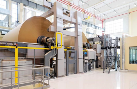 Grafika przedstawia nawijak. Widzimy dwa ogromne zwoje papieru nawinięte na cylindryczne wrzeciona (walce).