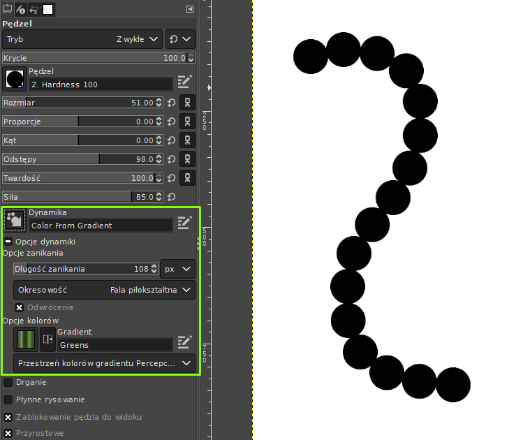 Ilustracja przedstawia widok na program GIMP z wybraną opcją pędzla. Wybrano czarną końcówkę pędzla oraz pędzel Hardness 100. Zieloną ramką otoczono opcje pędzla: Dynamika: Color From Gradient, Opcja zanikania: długość zanikania 108, Okresowość: Fala piłokształtna, Opcje kolorów: Greens. Przestrzeń kolorów gradientu... Obok na białym tle jest kształt odwróconej litery S zbudowany z czarnych kulek tej samej wielkości.   