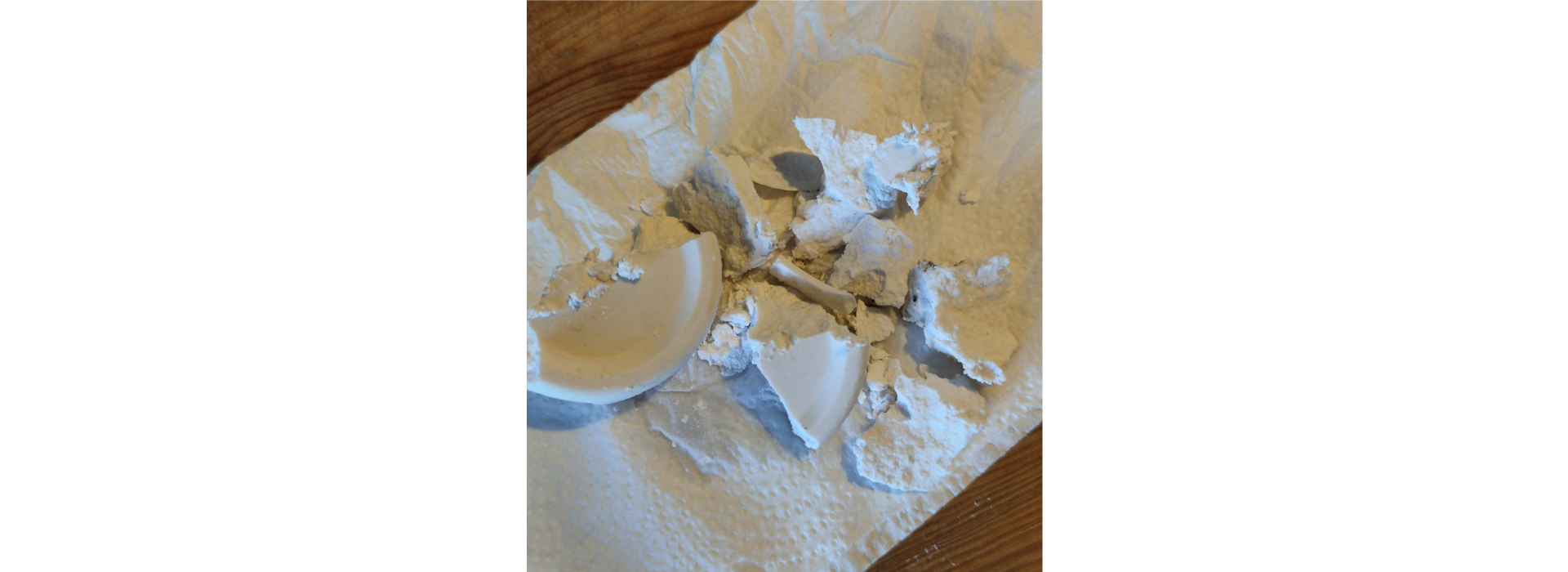 Zdjęcie 14. Po prawej gips wyjęty z kubeczka przy użyciu dłuta i młotka, bez uszkodzenia kubeczka.