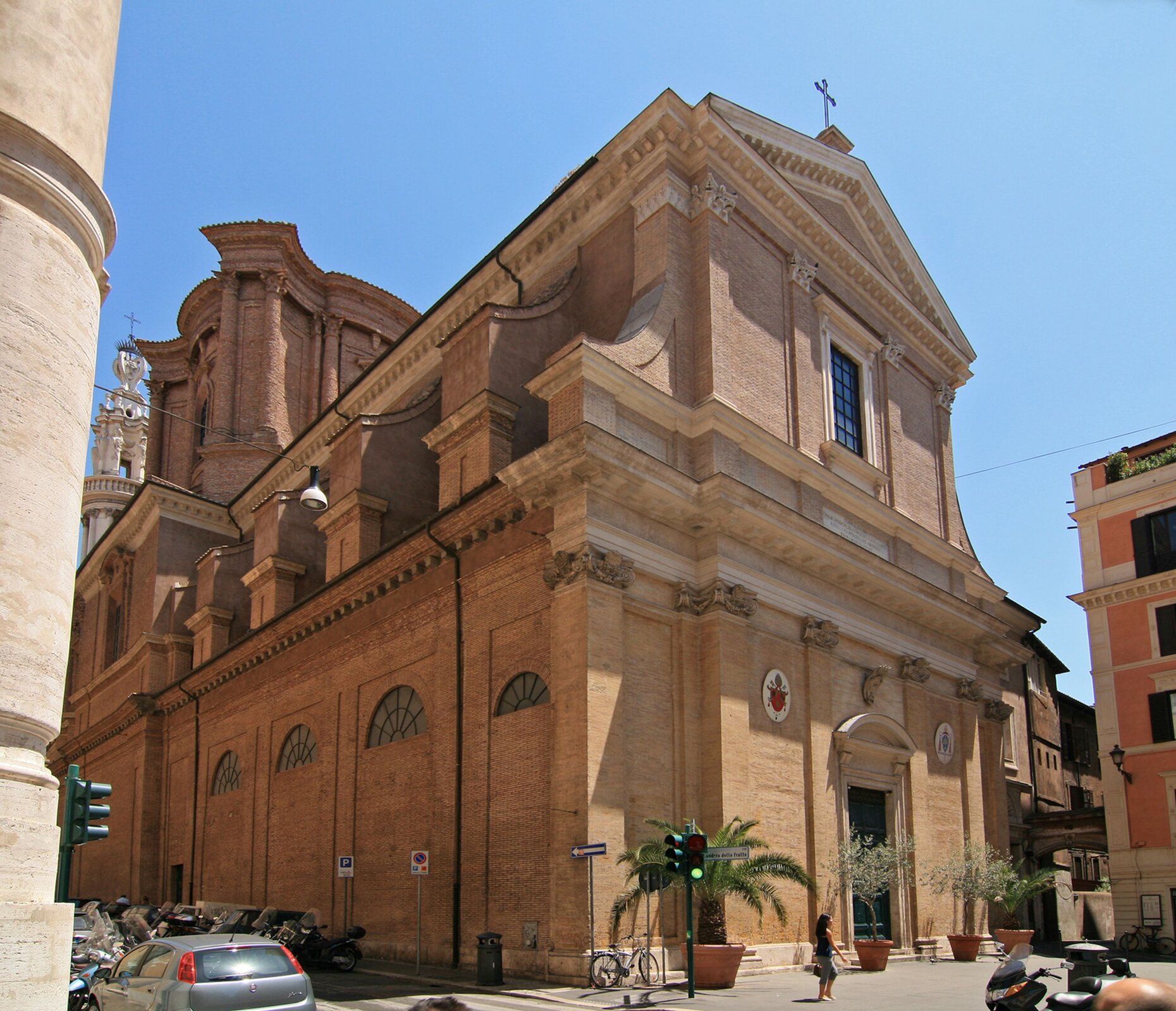 Ilustracja o kształcie kwadratu przedstawia kościół Sant Andrea delle Fratte w Rzymie. Zdjęcie zostało wykonane od strony północno-zachodniej. Ukazuje dwukondygnacyjną budowlę z cegły z detalami architektonicznymi z kamienia lub stiuku. Pierwsza kondygnacja fasady dekorowana jest sześcioma jońskimi pilastrami, jej część środkowa z czterema pilastrami jest lekko wysunięta do przodu. Pilastry podtrzymują belkę z fryzem i wystającym gzymsem. Drzwi wejściowe mają podniesiony fronton na wspornikach, a nad nim tarczę z herbem rodziny Del Bufalo. Druga kondygnacja znajduje się na cokole z pięcioma wpuszczonymi prostokątnymi panelami. Nad cokołem cztery ceglane pilastry korynckie podtrzymują belkę z trójkątnym frontonem o niewypełnionym tympanonie.