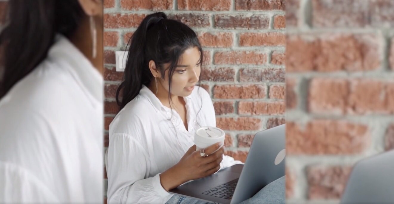 Nagranie wideo posiada jedynie wizję i jest bez dźwięków. Przedstawia młodą, ciemnowłosą kobietę w dżinsach i białej bluzce, siedzącą na tle ceglanej ściany. Kobieta trzyma na kolanach otwarty laptop. Patrzy się na jego ekran, mówi coś do niego. W prawej ręce kobiety znajduje się kubek. Kobieta pije z niego małymi łykami.