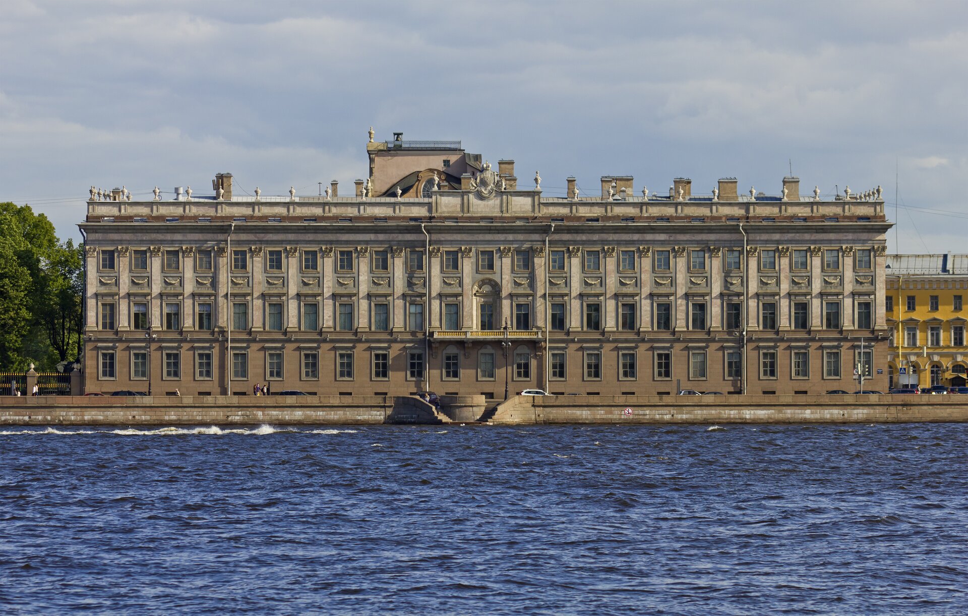 Nabrzeże Pałacowe w Petersburgu Źródło: A. Savin, Nabrzeże Pałacowe w Petersburgu, 2012, fotografia, licencja: CC BY-SA 3.0.