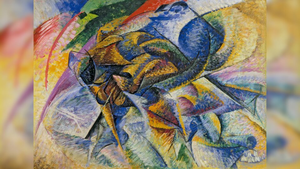 Obraz przedstawia abstrakcję złożoną z geometrycznych, różnokolorowych kształtów. Część z nich przypomina kształtem jadącego na rowerze człowieka.