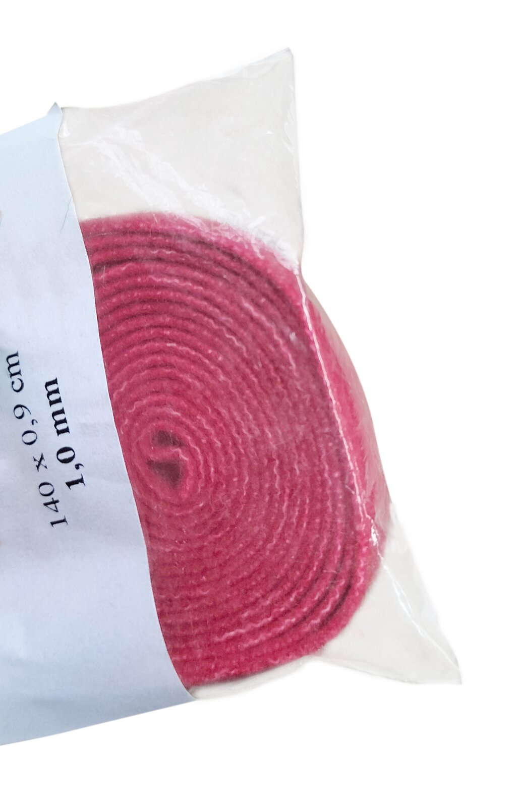 Zdjęcie przedstawia kaszmir stosowany do wyklejania otworów w klawiaturze oraz łożysk w mechanizmie. Widoczny jest zwój kaszmiru w kolorze czerwonym, w przeźroczystym foliowym opakowaniu z białą etykietą z czarnymi napisami.