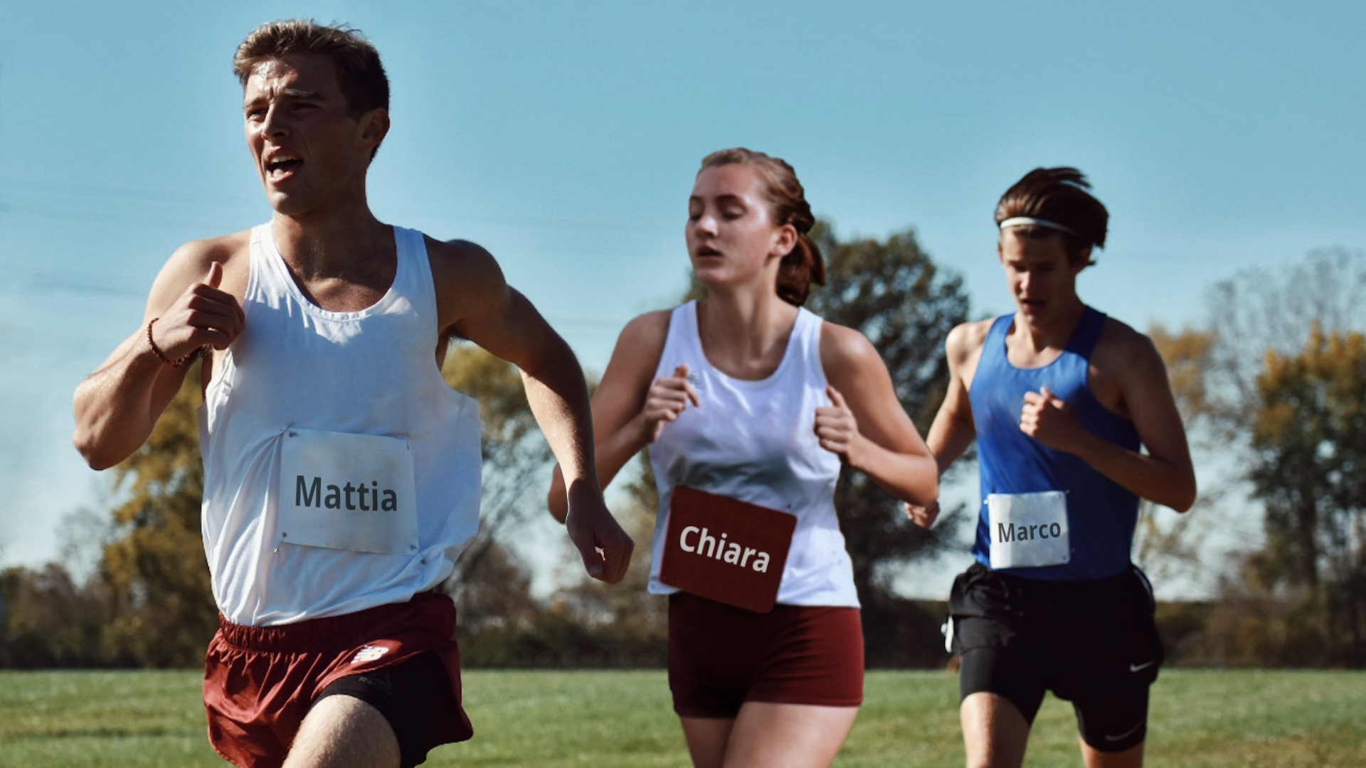 Zdjęcie przedstawia troje biegnących osób, dwóch mężczyzn i jedną kobietę. Na koszulkach mają kartki z imionami: Mattia, Chiara, Marco. Jako pierwszy biegnie Mattia za nim jest Chiara, a ostatni biegnie Marco.