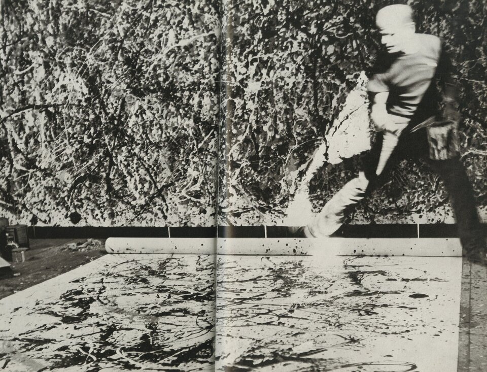 Ilustracja przedstawia czarno‑białą fotografię Jacksona Pollocka przy pracy. Z prawej strony ilustracji znajduje się przechodzący mężczyzna, trzymający owalny pojemnik. Prawą nogę ma uniesioną nad rozłożonym na ziemi, białym z rozmazanymi czarnymi smugami rulonem. Postać ma na sobie koszulkę na krótki rękaw oraz długie spodnie. W tle znajduje się ściana z czarno‑białymi, pochlapanymi wzorami.