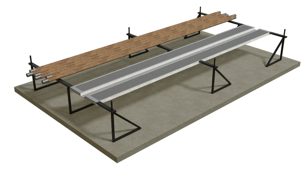 Na zdjęciu przedstawiona jest rampa służąca do prac obróbczych. Zdjęcie wykonane jest pod kątem. Podstawa jest betonowym prostopadłościanem. Na niej znajdują się trzy metalowe stelaże, każdy z nich podparty jest w trzech miejscach za pomocą metalowych prętów ułożonych w trójkąty. W górnej części konstrukcji znajduje się sześć brązowych rur. Są one ułożone obok siebie na metalowym stelażu. W górnej części każdej z rur widoczny jest srebrny fragment. Po prawej stronie rur znajdują się dwa prostokątne elementy. Są one szarego koloru. W ich środku wycięte są małe rowki na całej długości. Elementy te są połączone ze sobą za pomocą małej szarej blaszki. Elementy są wbudowane w stelaż.