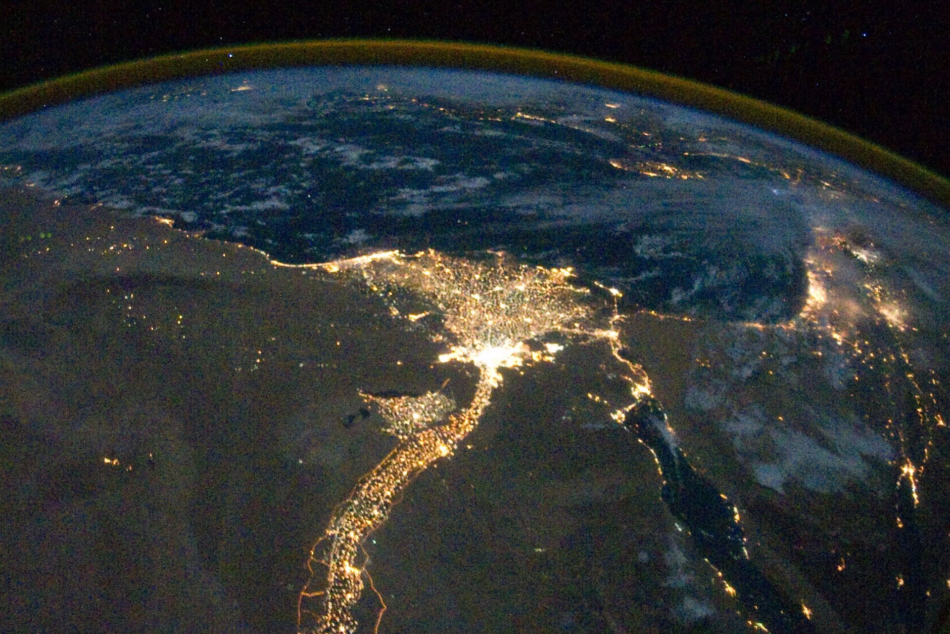 Nocne zdjęcie Egiptu zrobione z Międzynarodowej Stacji Kosmicznej Nocne zdjęcie Egiptu zrobione z Międzynarodowej Stacji Kosmicznej Źródło: domena publiczna.