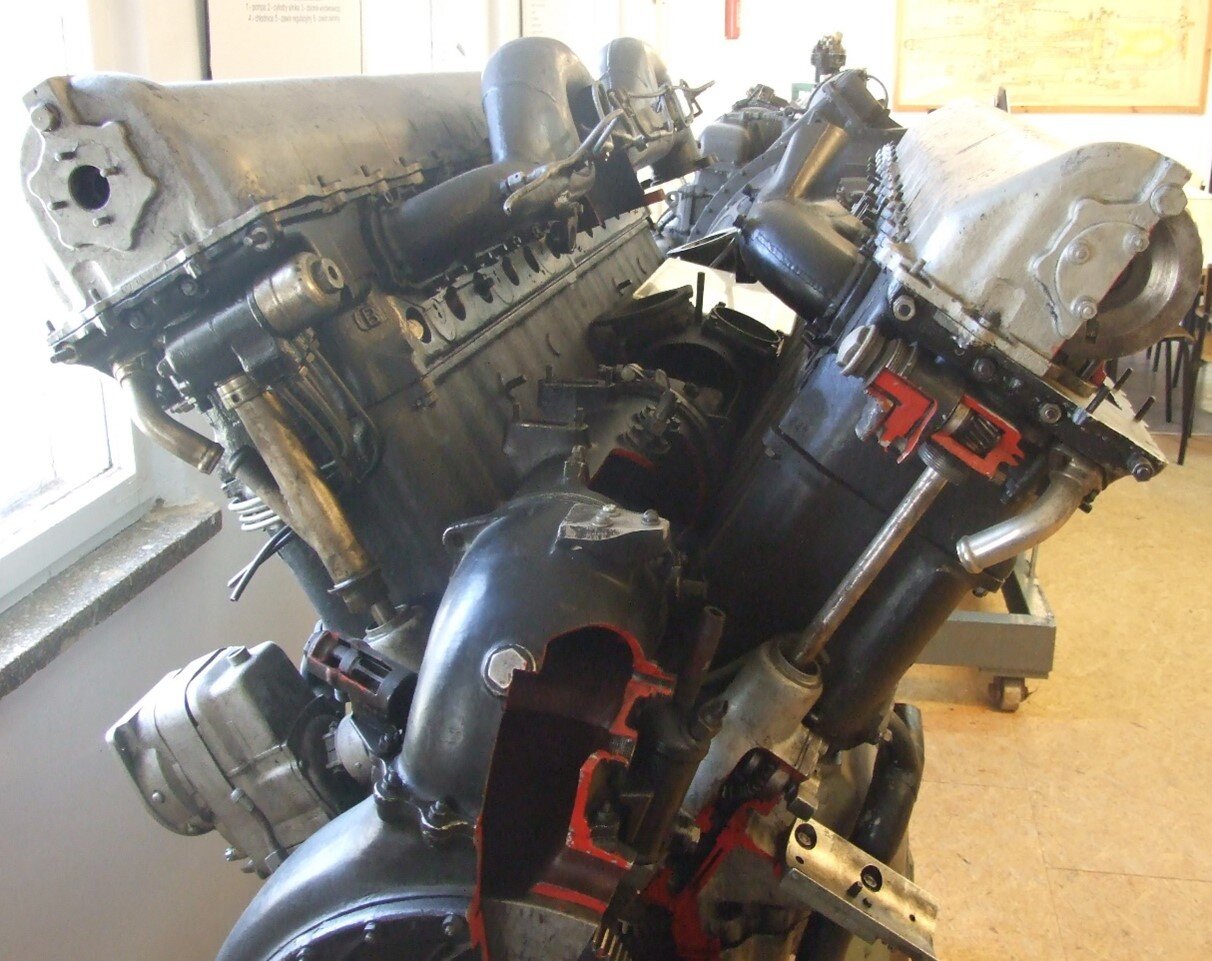 Zdjęcie przedstawia silnik rzędowy w układzie fał. Dwa rzędy cylindrów ustawione są pod określonym kątem względem siebie wzdłuż wału korbowego.