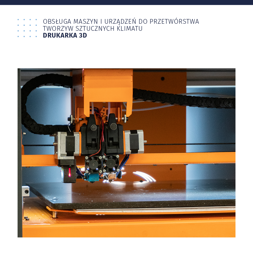 Ilustracja zatytułowana: Obsługa maszyn i urządzeń do przetwórstwa tworzyw sztucznych klimatu. Drukarka 3D. Ilustracja przedstawia leżącą płytę, a nad nią elementy służące do drukowania, między innymi głowice do drukowania.
