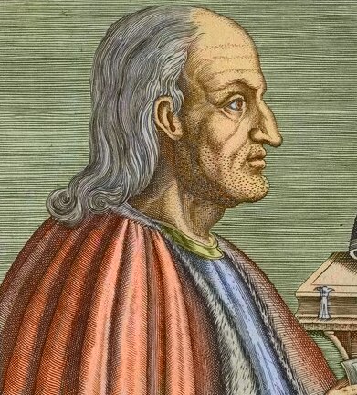 Obraz przedstawia prawy profil starszego mężczyzny. Ma długie, siwe włosy, bardzo krótko przystrzyżony zarost, zmarszczki na twarzy oraz garbaty nos. Ubrany jest w czerwono‑niebieską szatę.