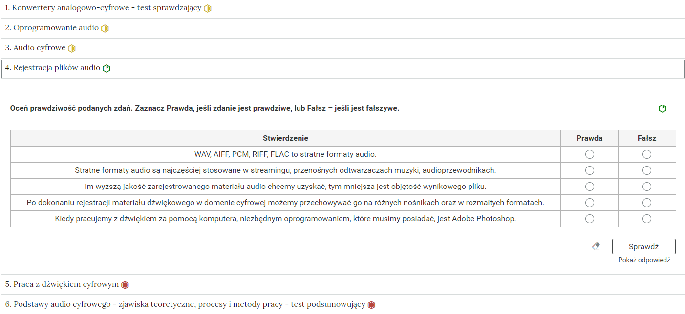 Grafika przedstawia widok interaktywnych materiałów sprawdzających. U góry, na białym tle widoczna jest lista numeryczna z tytułami ćwiczeń. Po prawej stronie każdego tytułu znajduje się symbol określający stopień trudności zadania: sześciokąt z zielonymi krawędziami z wpisanym, na godzinie 13, zielonym trójkątem – poziom trudności niski, sześciokąt z żółtymi krawędziami z wpisanym po prawej jego stronie żółtymi trapezem – poziom trudności średni, i  sześciokąt z czerwonymi krawędziami z wpisanym w niego czerwonym sześciokątem – poziom trudności wysoki. Poniżej widoczne jest ćwiczenie typu prawda czy fałsz. 