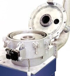 Zdjęcie przedstawia klasyfikator włókien. Jest to okrągłe urządzenie z otworem u góry.