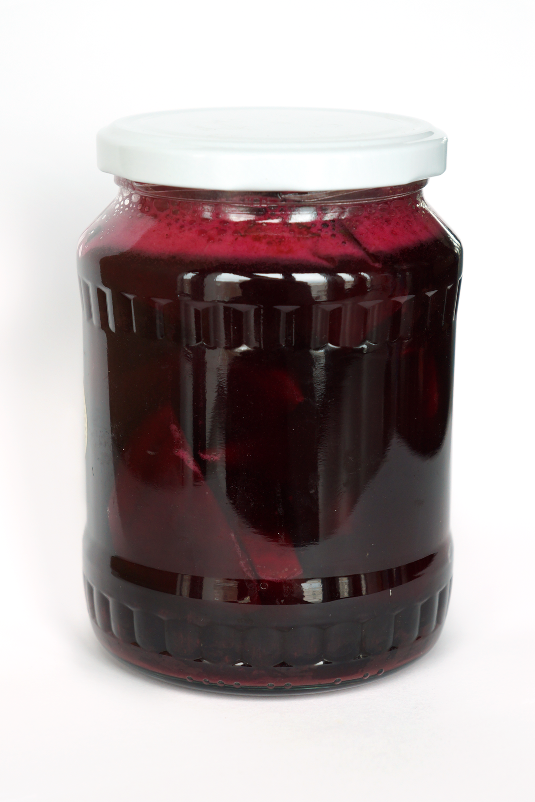 Zdjęcie przedstawia kwas buraczany zamknięty szczelnie w słoiku. Płyn ma kolor ciemnobordowy. U góry widać spienienie.