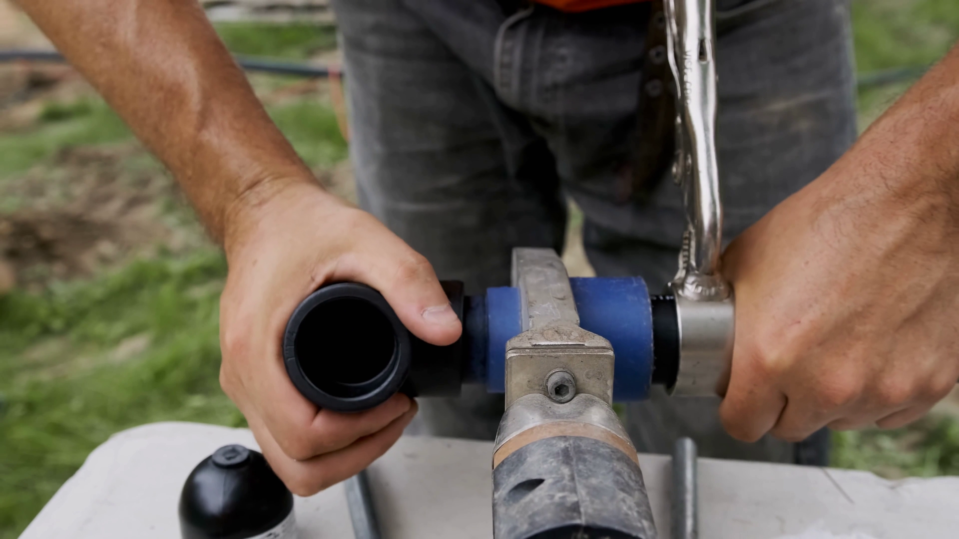 3. Budowa odcinków rurociągu – na tym etapie rury są łączone w odcinki, a spoiny izolowanie. Na koniec przeprowadza się kontrolę wykonanych spoin pod kątem szczelności.