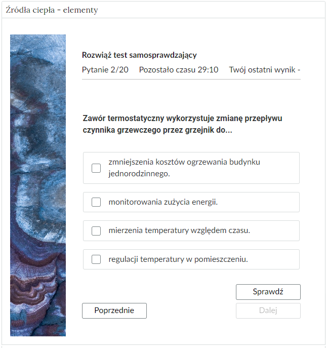 Grafika przedstawia przykładowy ekran pytania testowego. W górnej części ekranu widoczny jest tytuł testu, numer pytania, pozostały czas oraz twój ostatni wynik. Poniżej jest treść zadania z odpowiedziami do wyboru. Poniżej przyciski „sprawdź” oraz „dalej”.