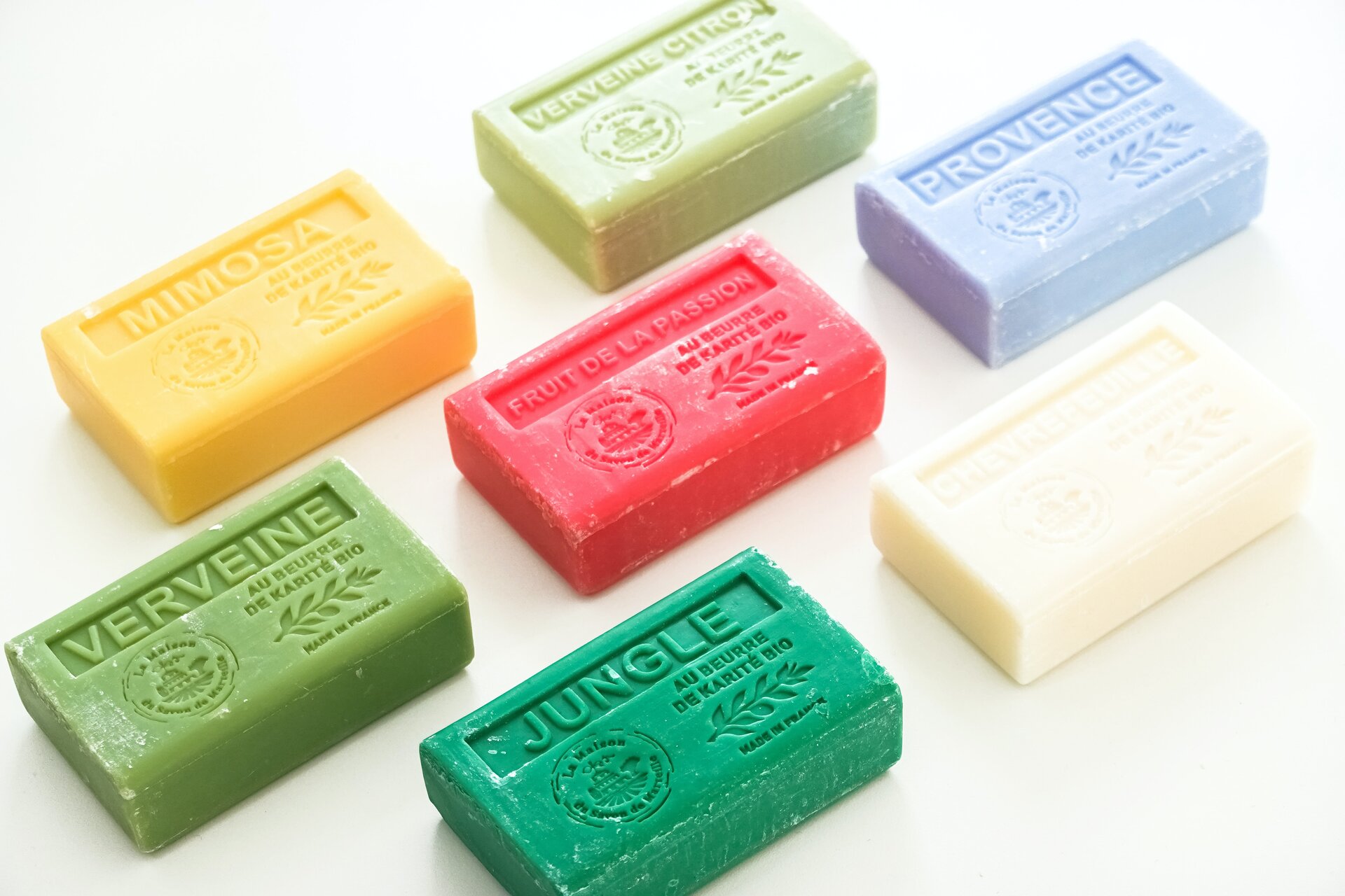 Zdjęcie przedstawia mydła marsylskie.