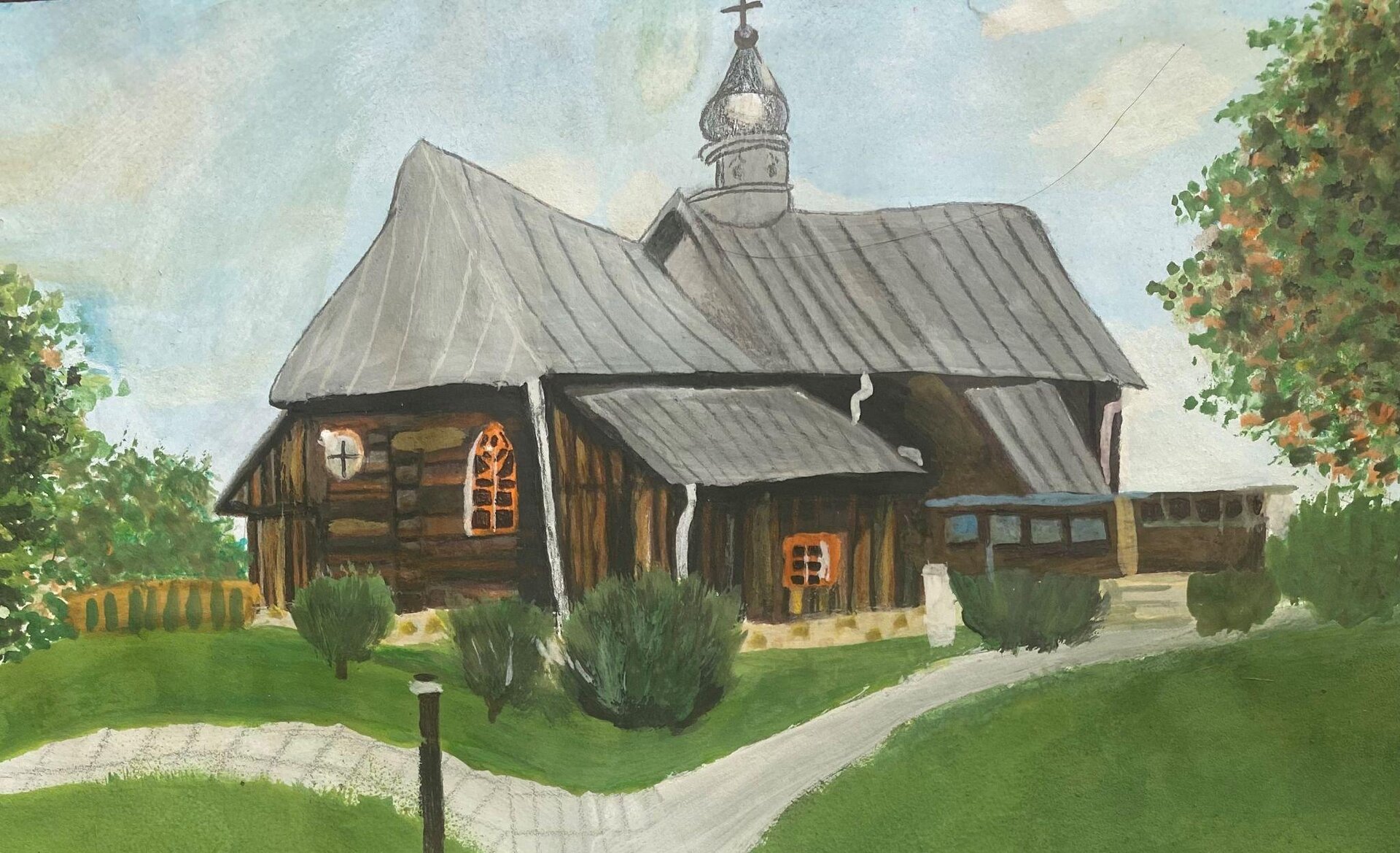 Ilustracja przedstawia drewniany kościół z szarym, spadzistym dachem. Na jego czubku widoczna jest wieżyczka z kopułą i krzyżem. Przy kościele rośnie zielona trawa oraz niskie, zielone krzewy. Widoczna jest biała dróżka ciągnąca się od kościoła przez centrum ilustracji, aż do lewego, dolnego rogu. Po prawej i lewej stronie widoczne są fragmenty drzew liściastych. Niebo jest błękitne, bezchmurne.