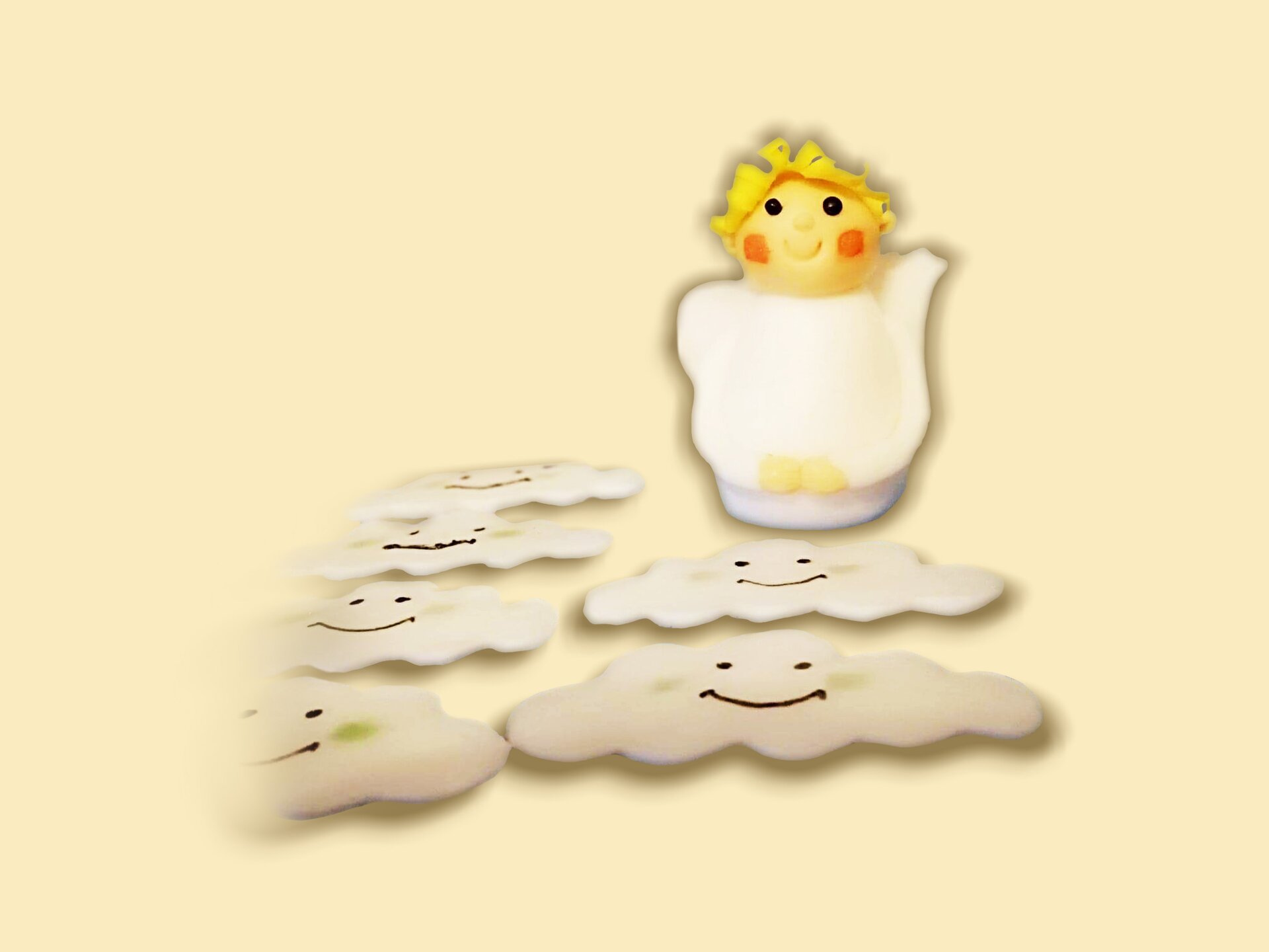 Figurka aniołka z masy cukrowej.