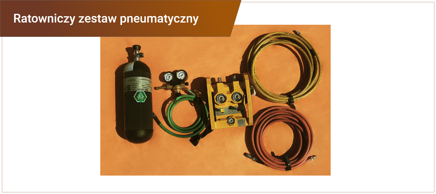 Zdjęcie w ramce z podpisem: ratowniczy zestaw pneumatyczny. Przedstawia butlę z zaworem, trzy węże ze złączami oraz zegary do mierzenia ciśnienia. 