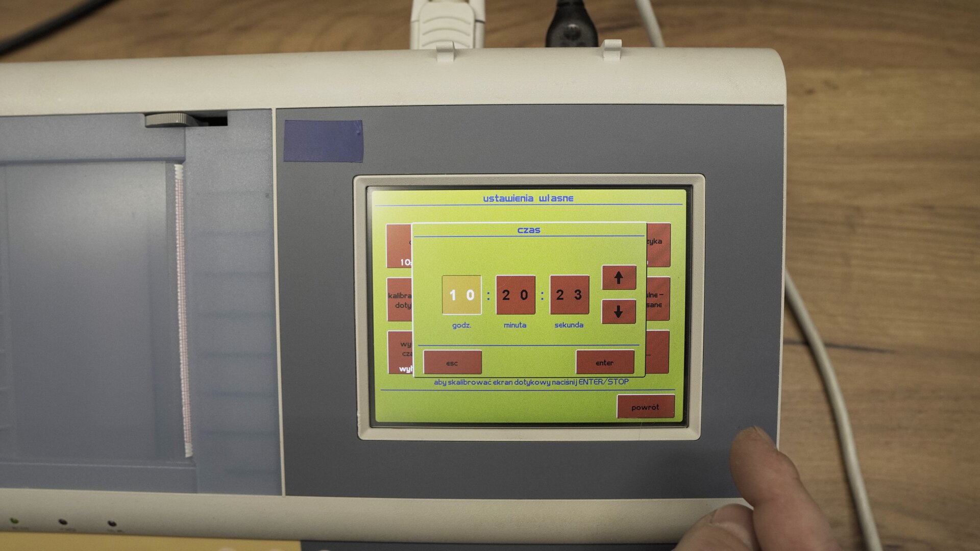Na zdjęciu pokazana jest klawiatura ekranowa spirometru z przyciskami ustawienia czasu.