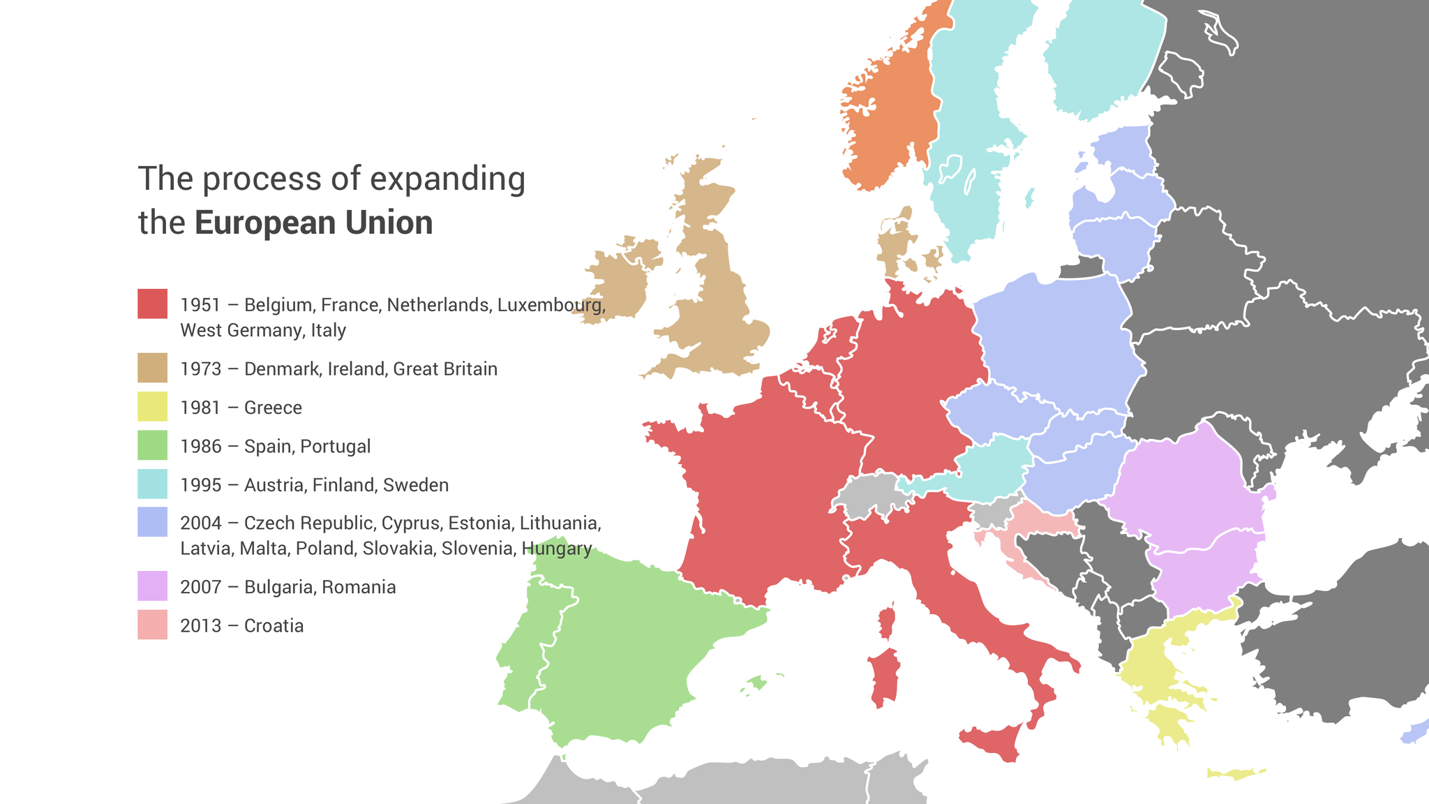 Grafika mapy przedstawiającej proces powiększania się Unii Europejskiej.