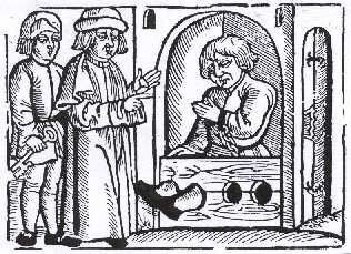 Ilustracja przedstawia zakuwanie mężczyzny w dyby. Jego nogi są zniewolone. Nad nim stoi dwoje innych ludzi.