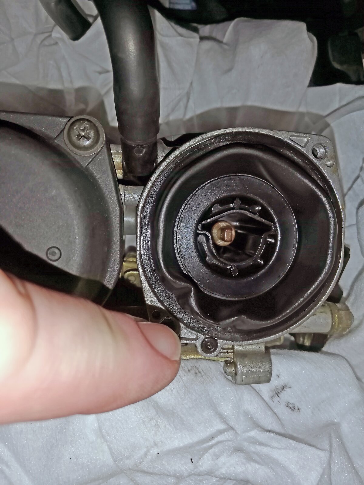 Na ekranie pokazane montowanie membran przepustnic podciśnieniowych.