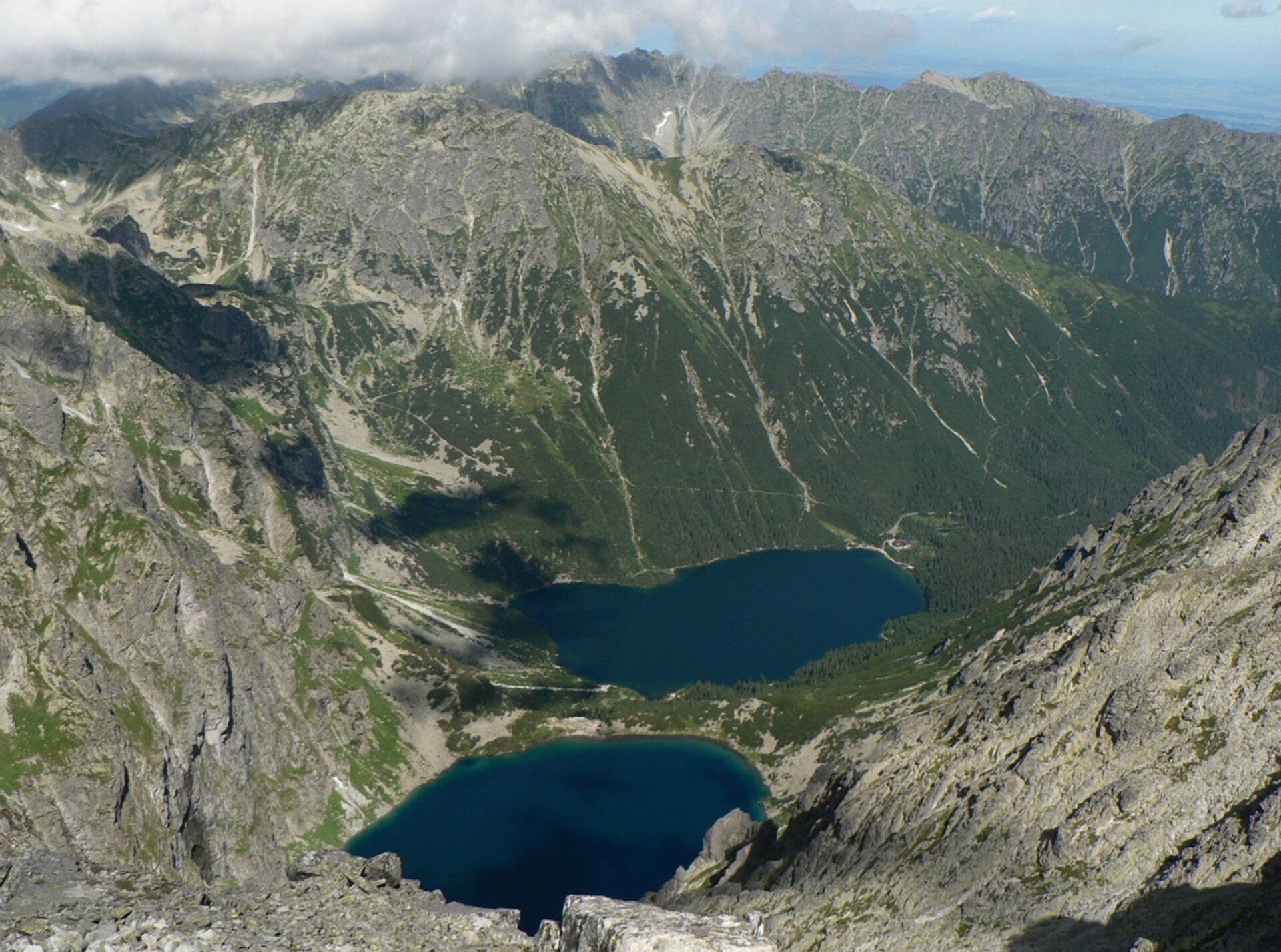 Na zdjęciu dwa okrągłe jeziora położone pośród wysokich gór.