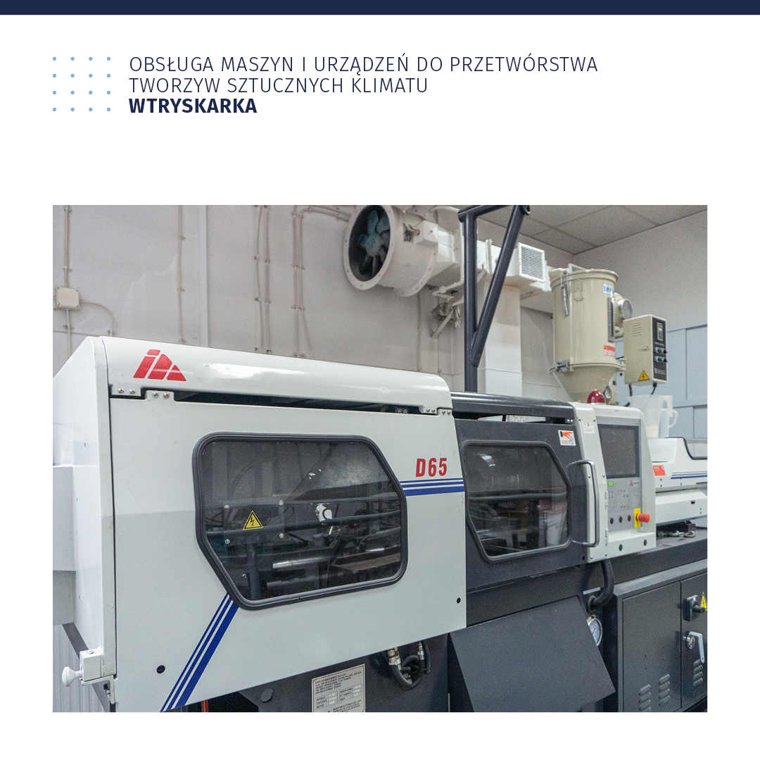 Ilustracja zatytułowana: Obsługa maszyn i urządzeń do przetwórstwa tworzyw sztucznych klimatu. Wtryskarka. Ilustracja przedstawia trzy komory - jedna obok drugiej. Z przodu komór są prostokątne szybki.
