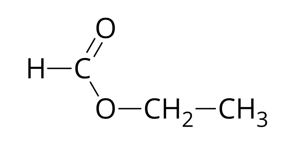 Na ilustracji ukazano wzór półstrukturalny metanianu etylu. Od atomu wodoru H odchodzi wiązanie pojedyncze w prawo do atomu węgla C. Od niego odchodzą dwa wiązania: podwójne na ukos w górę do atomu tlenu O i pojedyncze na ukos w dół do atomu tlenu O. Od niego odchodzi wiązanie pojedyncze w prawo do grupy C H indeks dolny, dwa, koniec indeksu dolnego, a od niej odchodzi wiązanie pojedyncze w prawo do grupy C H indeks dolny, trzy, koniec indeksu dolnego.