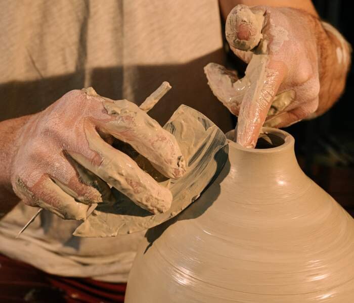 Dobieranie surowców ceramicznych według właściwości. Drugie zdjęcie przedstawia osobę wyrównującą brzegi wazonu.