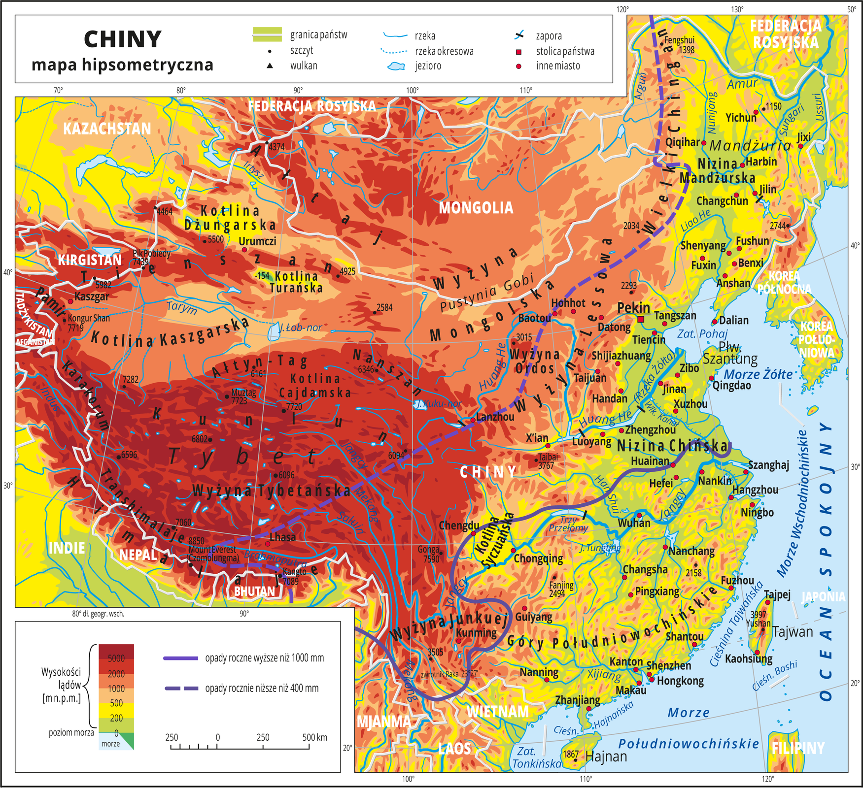 Ilustracja przedstawia mapę hipsometryczną Chin. W obrębie lądów występują obszary w kolorze zielonym, żółtym, pomarańczowym i czerwonym. Przeważają wyżyny i góry. Morza zaznaczono kolorem niebieskim. Na mapie opisano nazwy półwyspów, wysp, nizin, wyżyn i pasm górskich, mórz, zatok, rzek i jezior. Oznaczono i opisano stolice i główne miasta. Oznaczono czarnymi kropkami i opisano szczyty górskie. Trójkątami oznaczono wulkany i podano ich wysokości. Na mapie poprowadzono linię wyznaczającą tereny o opadach rocznych wyższych niż 1000 milimetrów (na południowo‑wschodnim wybrzeżu) i linię przerywaną wyznaczającą obszary gdzie opady roczne są niższe niż 400 milimetrów (wyżyny i góry we wnętrzu kontynentu). Mapa pokryta jest równoleżnikami i południkami. Dookoła mapy w białej ramce opisano południki i równoleżniki co dziesięć stopni. W legendzie umieszczono i opisano znaki użyte na mapie.