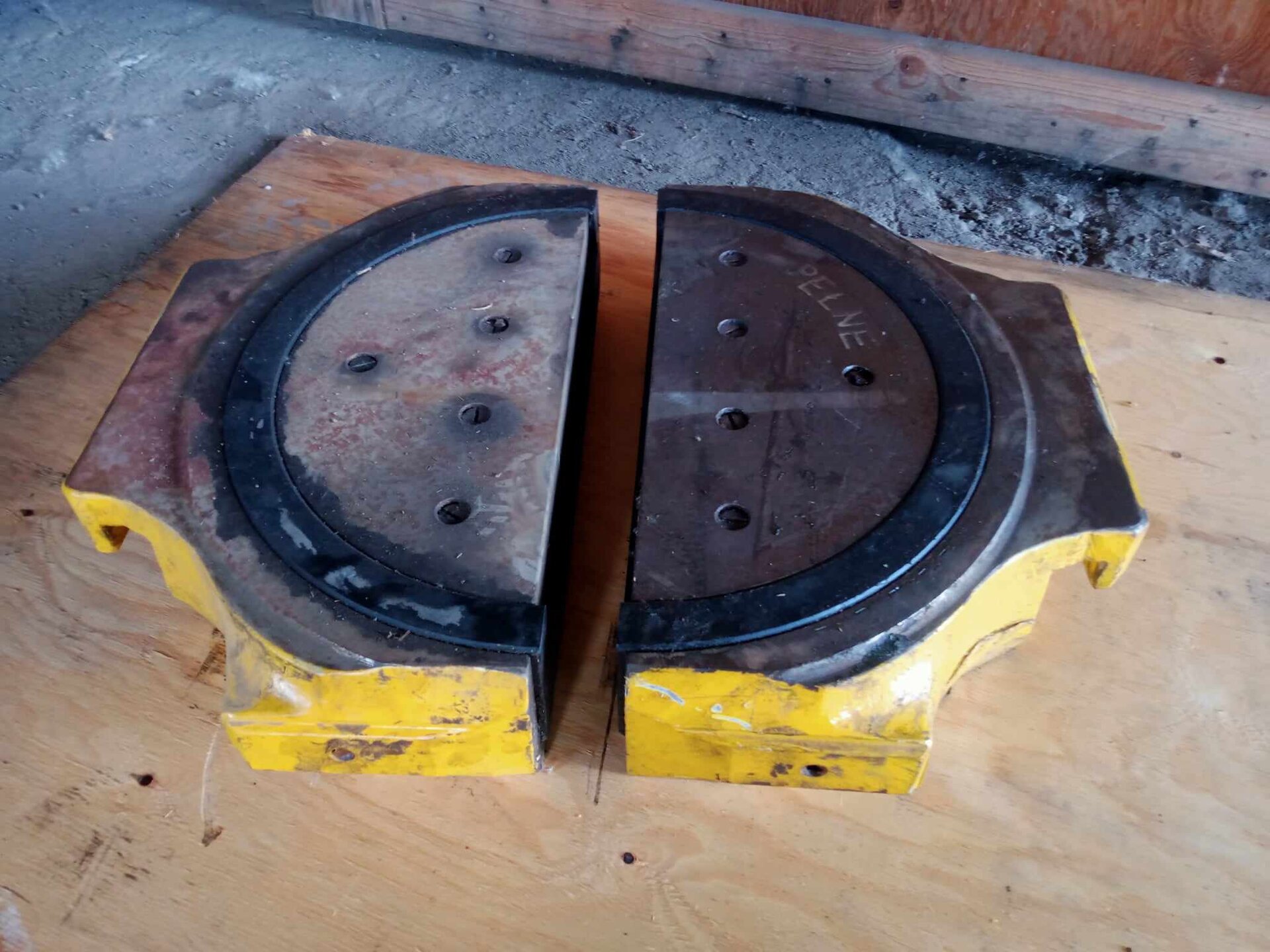 Na zdjęciu widoczne są szczęki na przewód. Szczęki służą do zaciśnięcia przewodu wiertniczego. Szczęki są w kształcie metalowego koła. Wewnątrz metalowego zacisku znajduje się inny materiał. Na kole znajduje się pięć otworów na śruby. Koło jest otoczone większym okręgiem z innego materiału. Koło przedzielone jest w połowie. Zewnętrzna warstwa szczęk jest metalowa i jest koloru żółtego.Poniżej zdjęcia w prawym dolnym rogu widoczny jest przycisk odtwarzania. Tekst nagrania jest zgodny z tytułem zdjęcia.