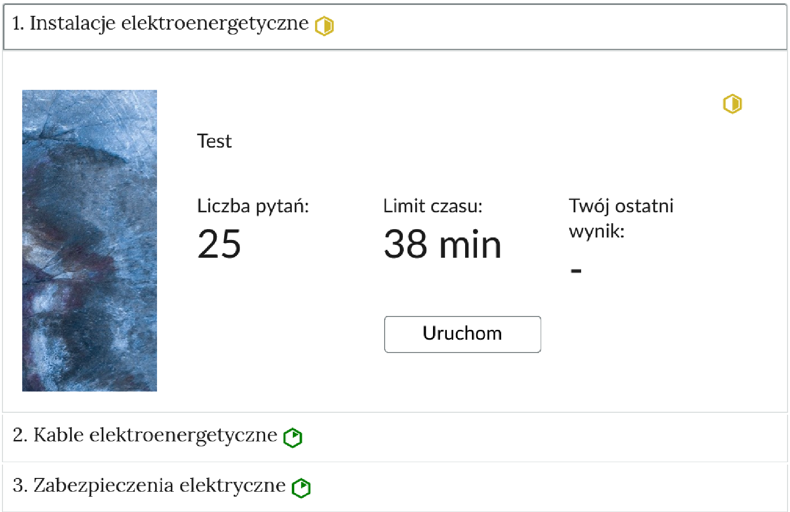 Przykładowy widok otwartej zakładki z zadaniem. Pod nazwą zakładki znajduje się polecenie. Jest to plansza startowa testu. Test należy uruchomić za pomocom prostokątnego przycisku uruchom znajdującego się na planszy.