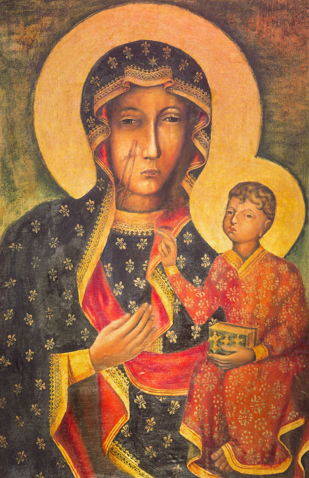 Ilustracja przedstawia obraz „Matki Boskiej Częstochowskiej”. Malowidło ukazuje Madonnę, trzymającą na ręku małego Chrystusa. Twarze obydwu postaci są ciemne i bardzo poważne, smutne. Na twarzy Maryi dwie blizny. Matka Boska ubrana jest w ciemną szatę z lilijkami, podszytą czerwienią. Jezus ubrany w czerwoną, wzorzystą szatę, trzyma na kolanach księgę. Głowy matki i syna otoczone są złotymi aureolami.