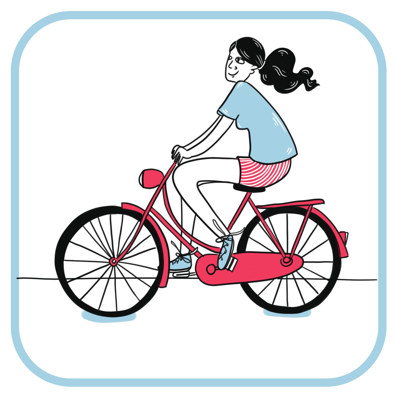 Uśmiechnięta dziewczyna o długich czarnych włosach spiętych w kucyka jedzie na różowym rowerze. Ubrana jest w niebieski t-shirt  i w różowe krótkie spodnie.