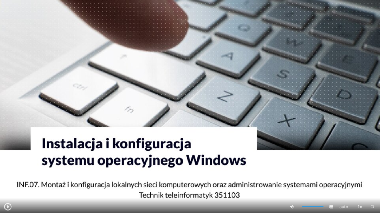 Zdjęcie przedstawia wygląd ekranu odtwarzania filmu. Zdjęcie przedstawia klawiaturę komputera. W ramce znajduje się tytuł filmu: Instalacja i konfiguracja systemu operacyjnego łindołs. W dolnym lewym rogu widać ikonę trójkąta w kółku. Jest to ikona włączania odtwarzania filmu. Kolejna ikona znajduje się dopiero w połowie ekranu dolnego paska. Jest to ikona megafonu. Obok niej widać niebieski pasek, który oznacza poziom głośności. Obok znajduje się ikona człowieka, od którego głowy odchodzą dwie fale. Umożliwia ona włączanie alternatywnej ścieżki dźwiękowej. Dalej znajduje się mały biały prostokąt z czarnymi paskami w jego dolnej części. Pozwala on na włączenie napisów. Kolejna ikona to napis auto, która umożliwia wybranie jakości filmu. Obok niej widać ikonę jedynki z iksem. Po kliknięciu na nią można wybrać szybkość odtwarzania filmu. Ostatnia ikona to kreski tworzące kwadrat. Kreski te tworzą jedynie krawędzie kwadratu. Jest to opcja włączania trybu pełnoekranowego.