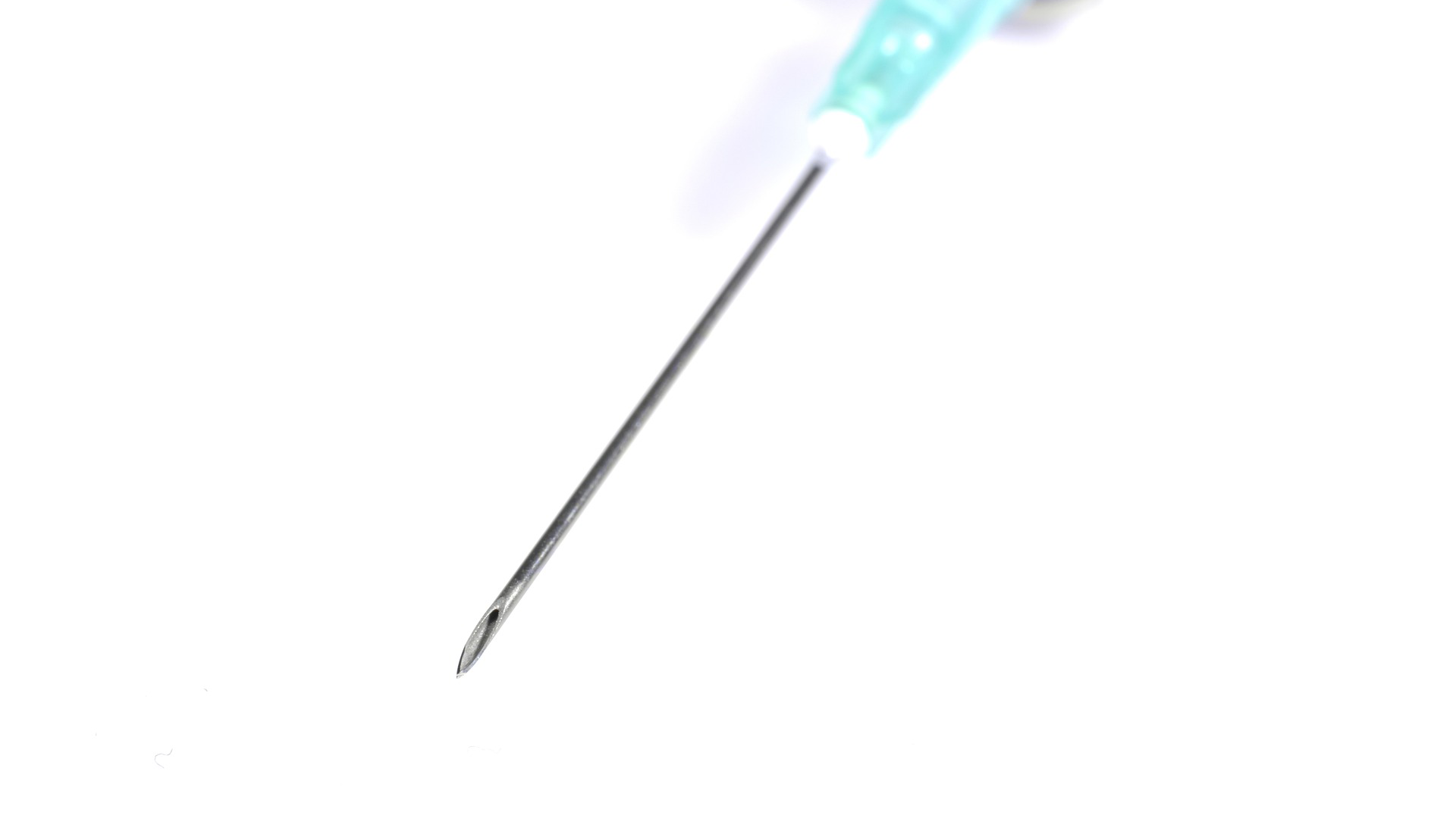 Zdjęcie przedstawia igłę do wykonywania zastrzyków.