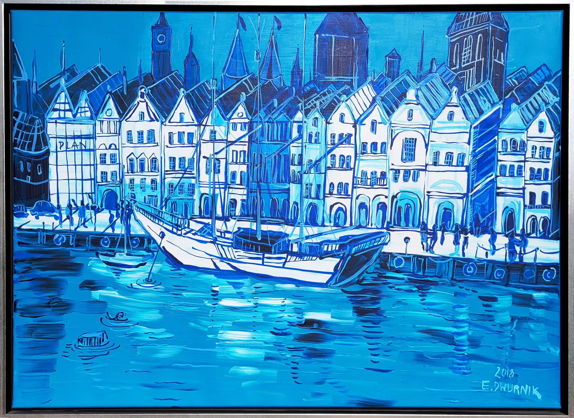 Obraz przedstawia port przy brzegu rzeki, do którego zacumowano łódź ze zwiniętymi żaglami. Przy porcie przechadzają się ludzie, a dalej stoi ciąg kamienic o podobnej wysokości, ustawione jedna przy drugiej. Kamienice mają spiczaste dachy oraz wiele małych okien. Za kamienicami znajdują się także inne, wyższe budynki, namalowane ciemniejszym kolorem. Cały obraz utrzymano w niebiesko‑białej kolorystyce.