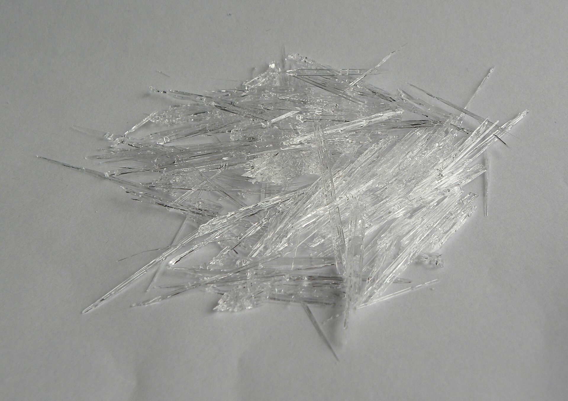 Na zdjęciu znajdują się kryształki, mają kształt cienkich igieł. 