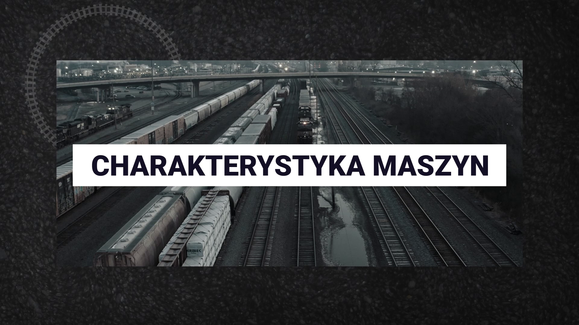 Ilustracja przedstawia przykładowy ekran filmu. Znajduje się na nim napis charakterystyka maszyn. W tle widoczne jest zdjęcie pociągów ustawionych na torach.