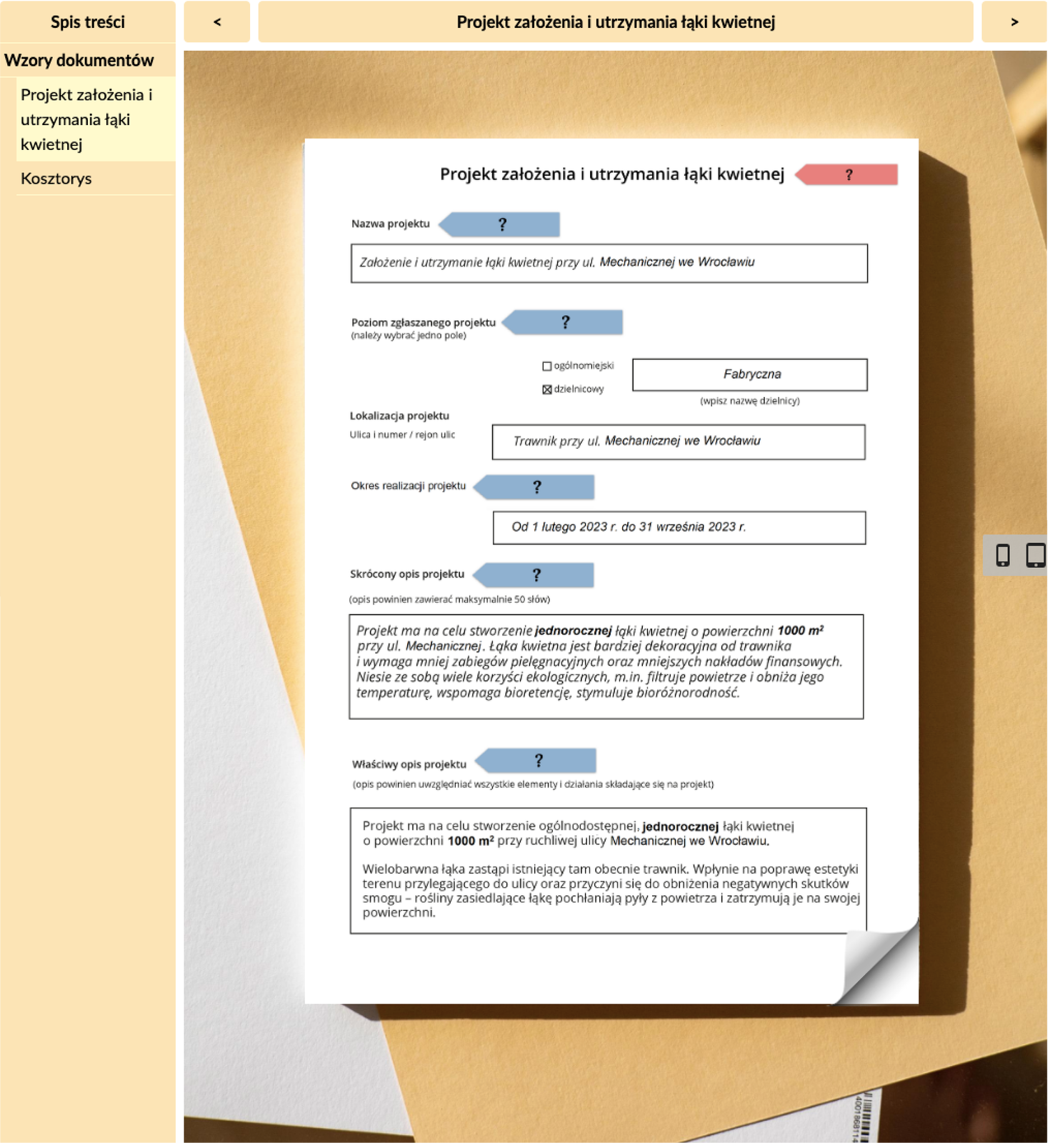 Ilustracja przedstawia przykładową dokumentację interaktywną z kartą o tytule „Projekt założenia i utrzymania łąki kwietnej”. Na kartce papieru wskazane są pola do wypełnienia związane w projektem. Kartka znajduje się w ramce. Po jej lewej stronie znajduje się spis treści i lista wzorów dokumentów. Podświetlona jest zakładka „Projekt założenia i utrzymania łąki kwietnej”, a poniżej znajduje się zakładka „Kosztorys”.
