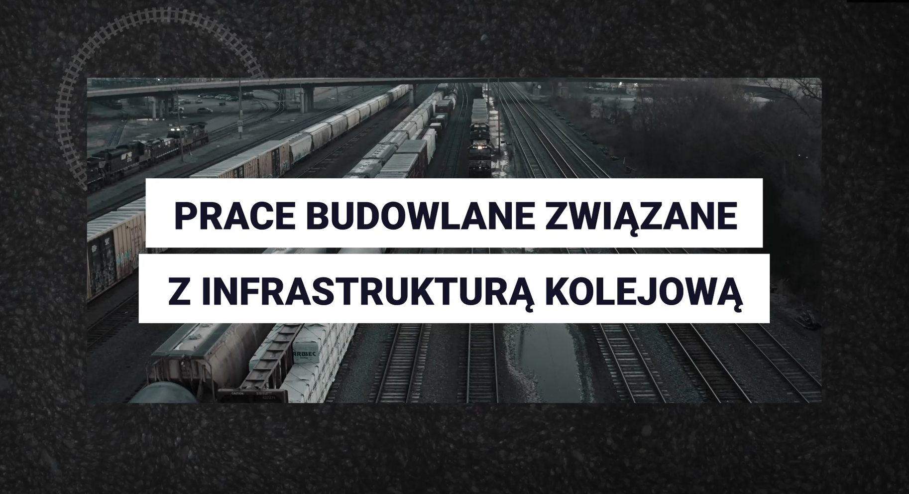 Przykładowy ekran filmu. Na planszy tytułowej wyświetla się napis: Prace budowlane związane z infrastrukturą kolejową. W tle znajduje stacja kolejowa.