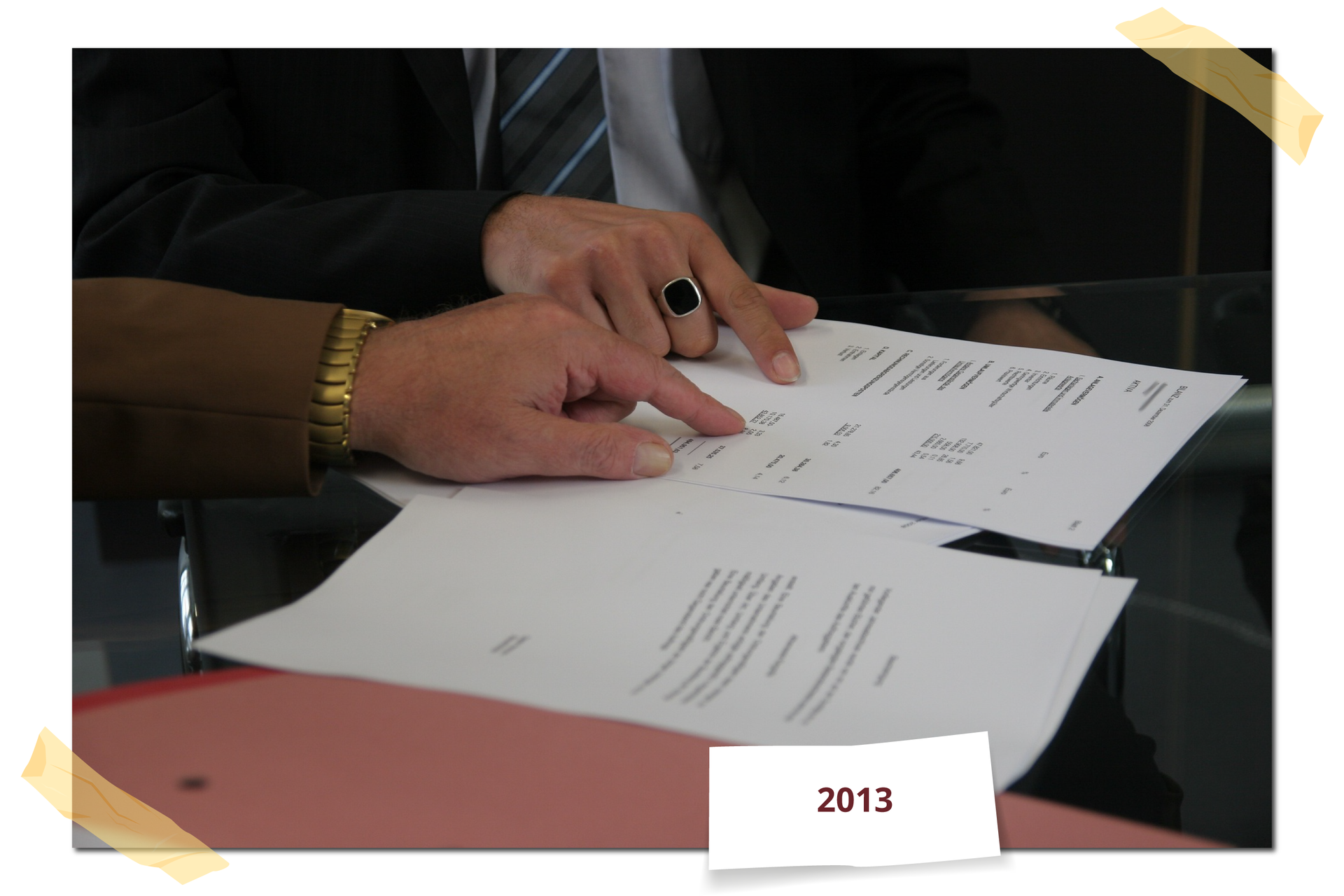 Ilustracja przedstawia dokumenty, na których kobieca i męska dłoń wskazują coś palcami. Rok: 2013.