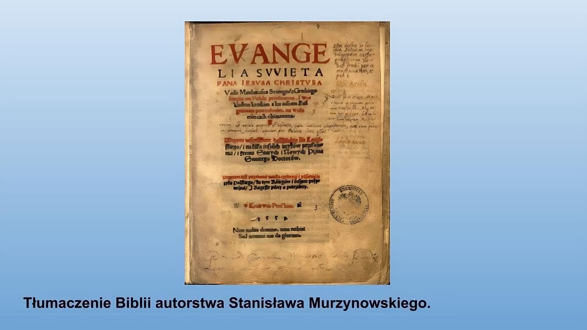 Niebieskie tło. Zdjęcie przedstawiające stronę książki. Pożółkły papier, na nim tekst w czarnym i czerwonym kolorze. Na górze większymi literami można przeczytać: Evange Lia Svvieta Evange lia svvieta pana Iesvsa Christvsa. Po prawej stronie na dole wytarta pieczątka z orłem. 