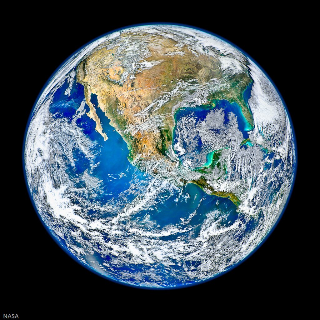 Na zdjęciu znajduje się kula ziemska widziana z kosmosu. Ma kształt okrągłej kuli z konturem Ameryki Północnej w kolorze brązowo – zielonym oraz białymi obłokami i niebieskim oceanem. Tło obrazka ma kolor czarny. 