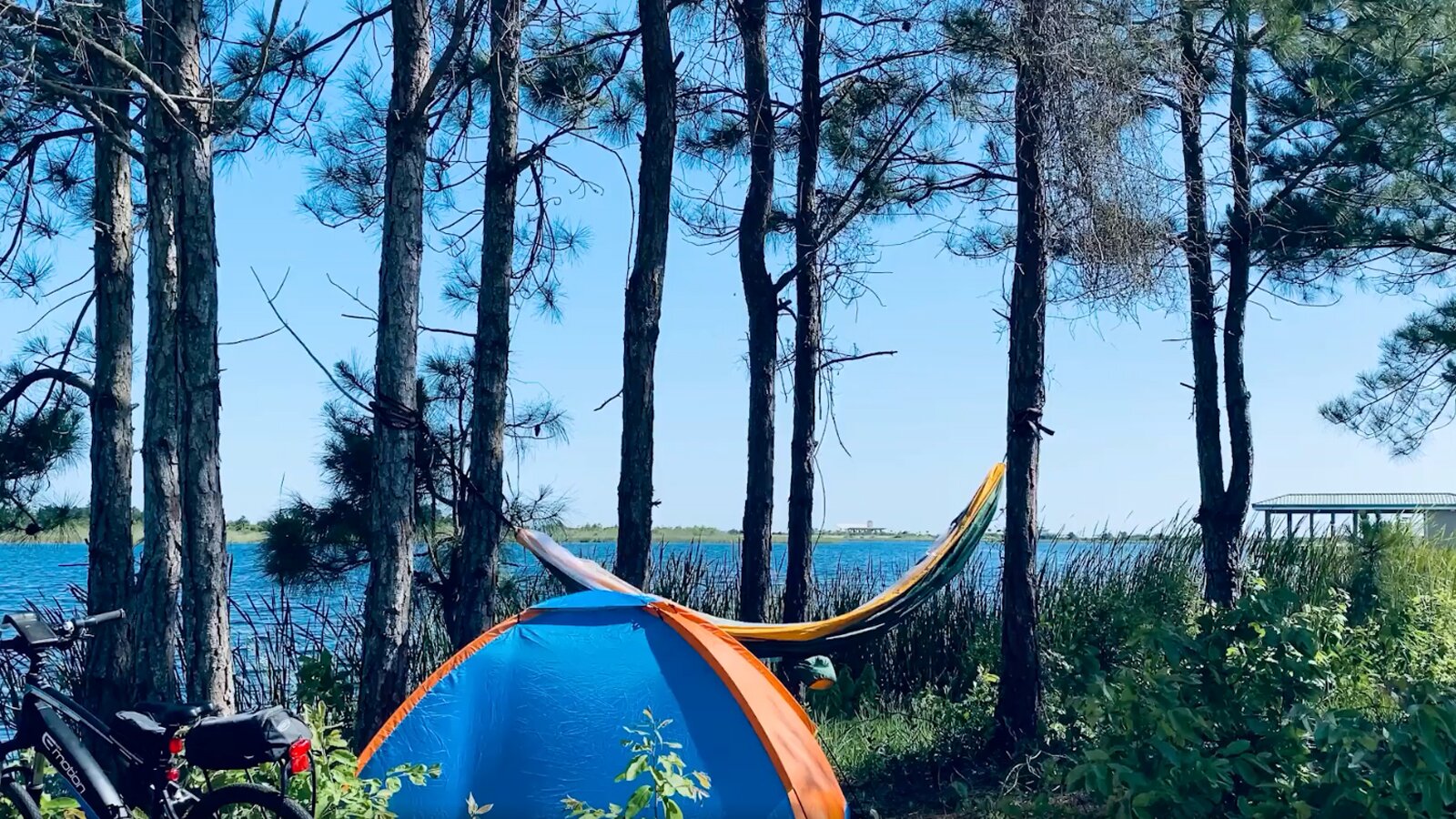   2. Im Urlaub macht man manchmal Dinge, die man sonst nicht machen würde.

Eine entspannte Atmosphäre ist für die Erholung unabdingbar. Oft findet man erst im Urlaub Zeit, sich neuen und überraschenden Herausforderungen zu stellen und seine Schwächen oder Ängste zu überwinden.

Ilustracja przedstawia malowniczy widok na brzeg jeziora. Wśród drzew stoi kolorowy namiot, obok niego leży rower, a pomiędzy drzewami rozwieszono hamak.