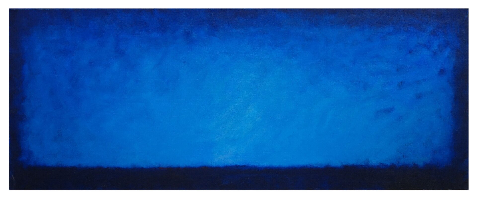 Ilustracja przedstawia obraz Mirosławy Rocheckiej pt. „Małe światełko w błękicie”. Ukazuje ona rozjaśnienie na niebieskim tle.